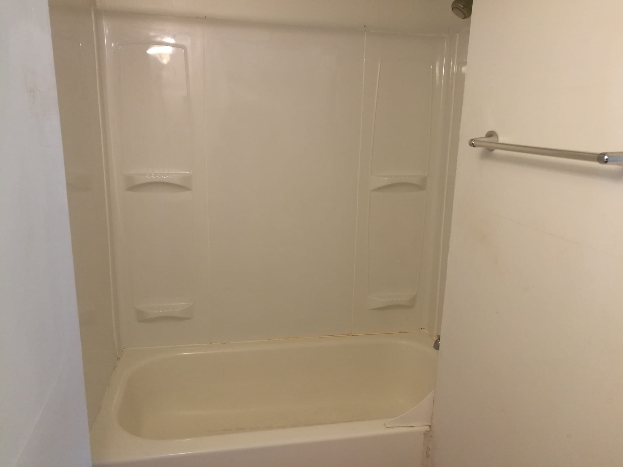 Bathtub - 1131 E Kane Pl