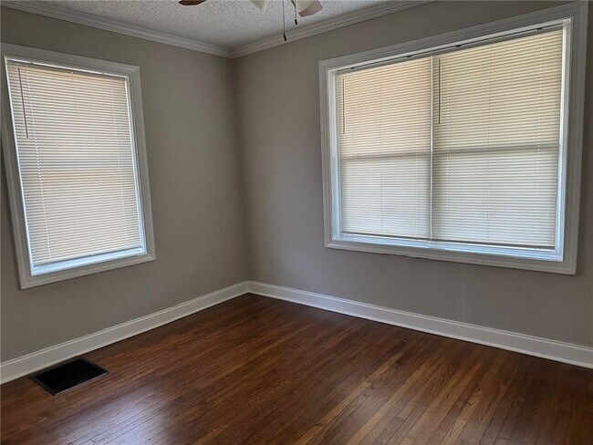 Building Photo - 2415 Crestview Ave