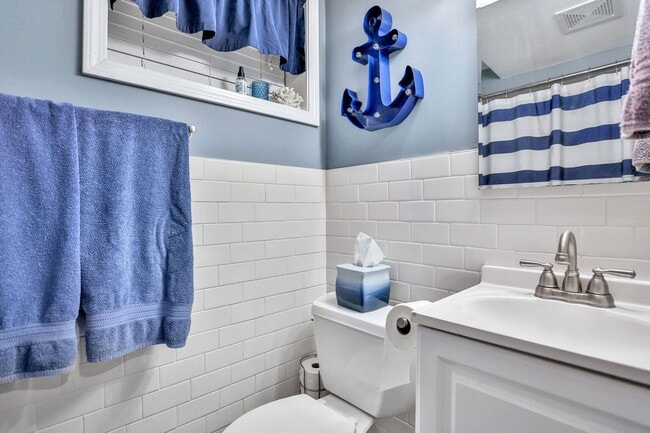 Building Photo - 16624 Elm Dr