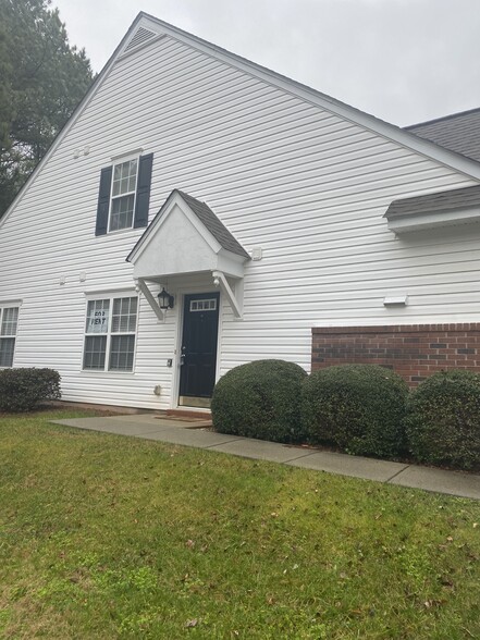 Building Photo - 8041 Christmas Ct