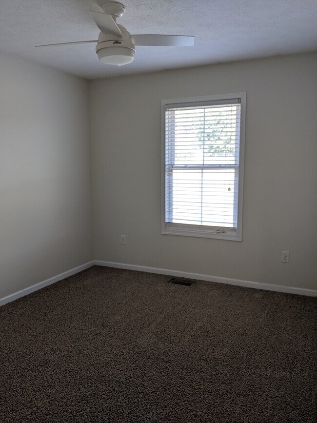 Building Photo - Luxury End-Unit Townhome in Cedar Point, North Harrisonburg!