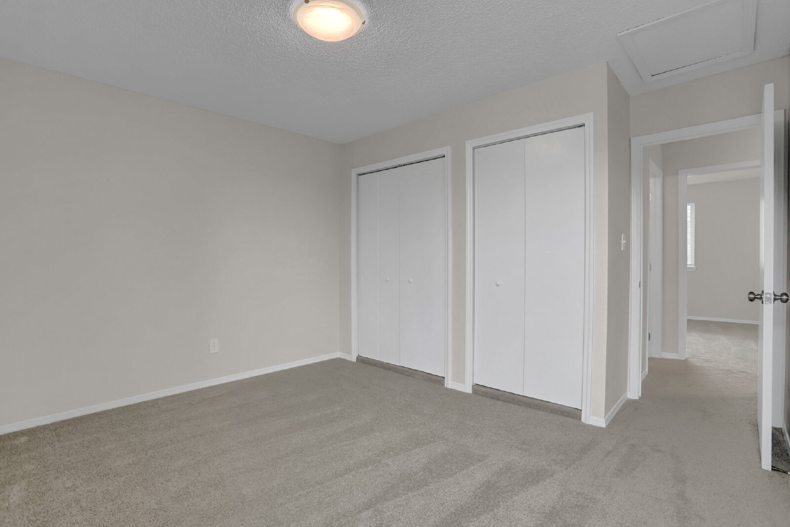 Building Photo - Fully Remodeled End-Unit Townhome Near Pet...