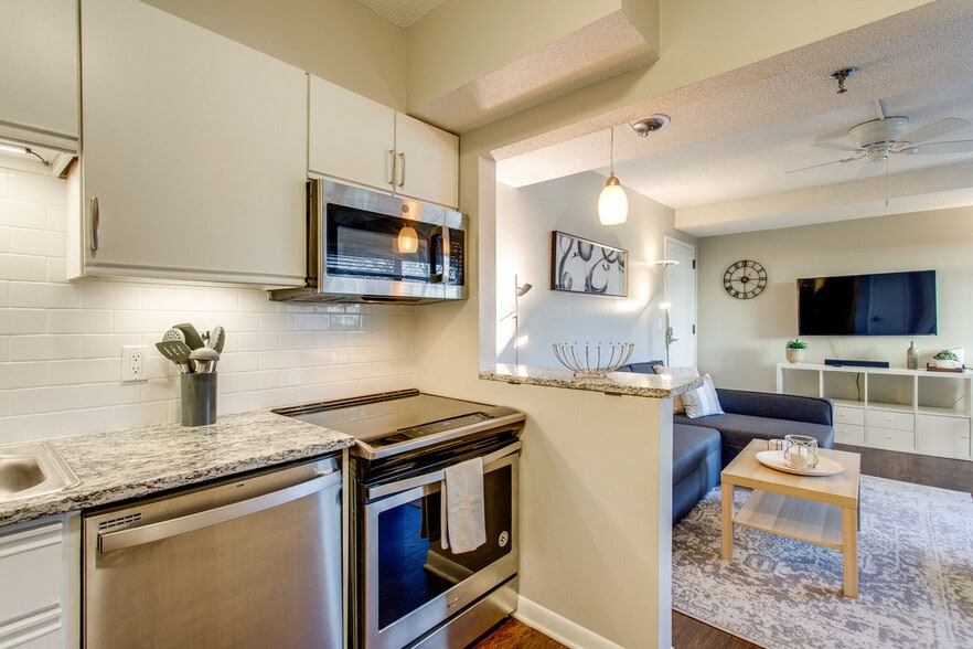 Building Photo - 900 19th Ave S