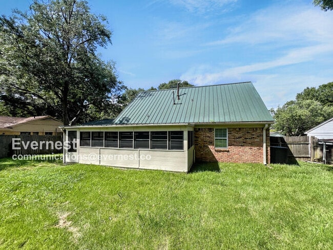 Building Photo - 1369 Bennington Dr