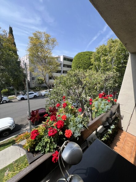 Building Photo - 950 N Kings Rd