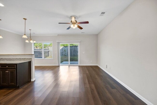 Building Photo - DISCOVER COMFORT & STYLE IN LEXINGTON'S DAWSON'S PARK