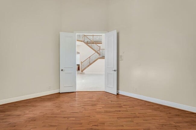 Building Photo - 10513 Versailles Blvd