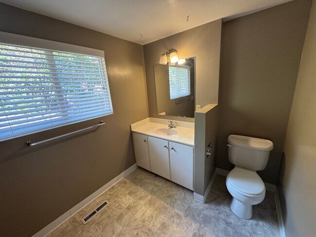 Building Photo - 611 Clubhouse Dr