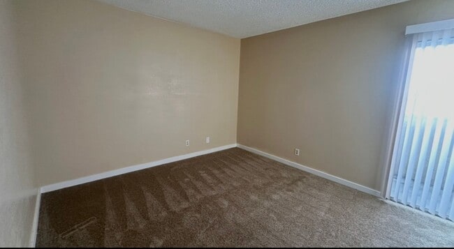 Building Photo - 2 BEDROOMS 1.5 BATHROOM TOWNHOUSE AVAILABLE FOR RENT JONES AND VEGAS DR !!!