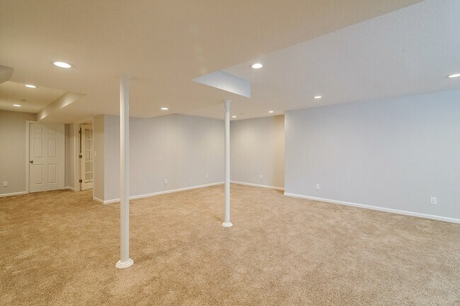 Building Photo - Gorgeous 4 Bedroom home in Blue Valley Schools