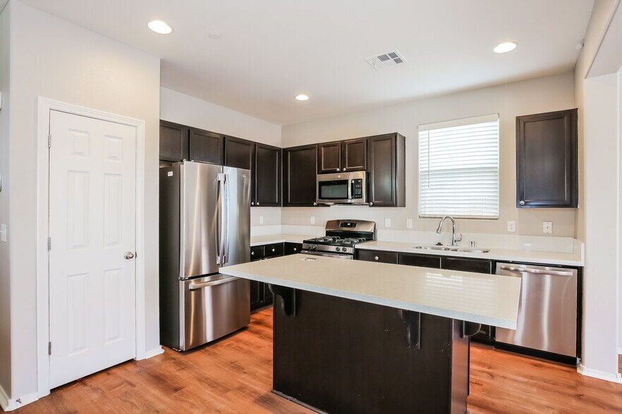 Building Photo - 1077 Water Cove St