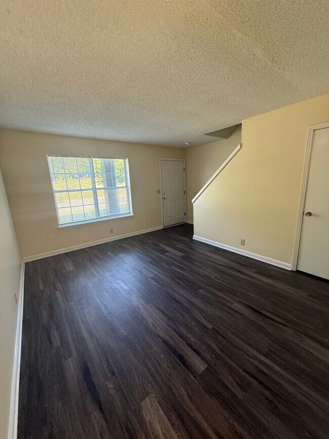 Building Photo - Affordable Townhome with Free Rent