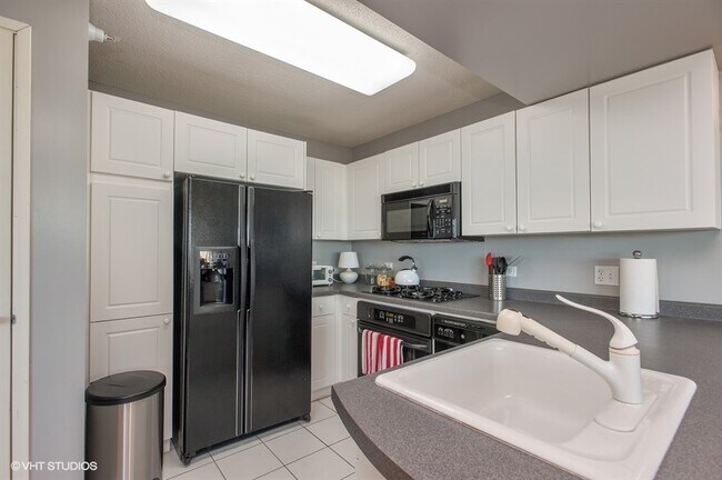 Building Photo - 1720 Maple Ave