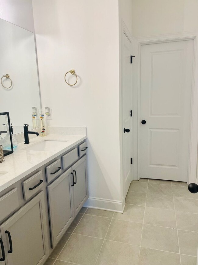 Building Photo - Beautiful 3bd/3.5ba Vinings Townhome with ...