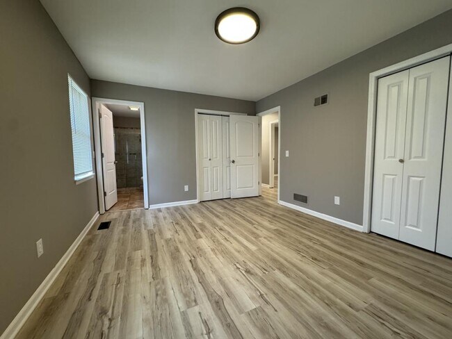 Building Photo - 9206 Greenway Ln