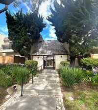 Building Photo - Three Bedroom Condo! Ventura