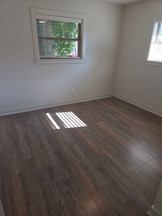 Building Photo - MUST SEE CHARMING HOME!