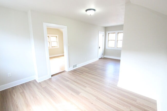 Building Photo - 3 Bedroom 1.5 Bath West Allis House for Rent