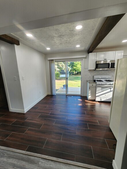 Building Photo - 1696 Hendrick Rd
