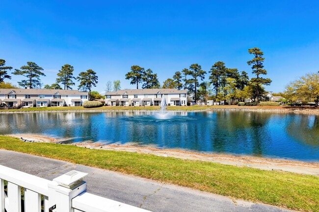 Building Photo - Charming Townhome with Water Views near The Market Common!