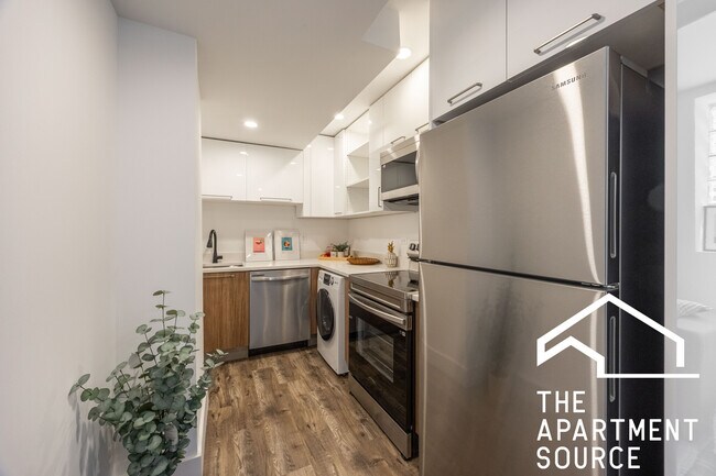 Building Photo - 941 W Carmen Ave