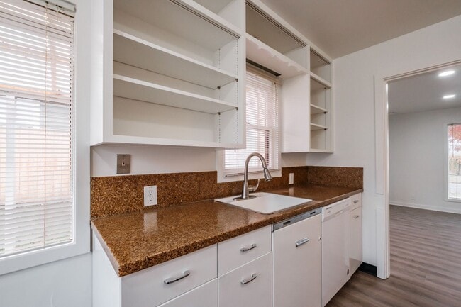 Building Photo - 2490 Maple Ave NE