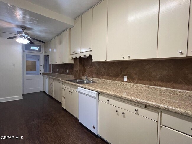 Building Photo - 1203 Madeline Dr