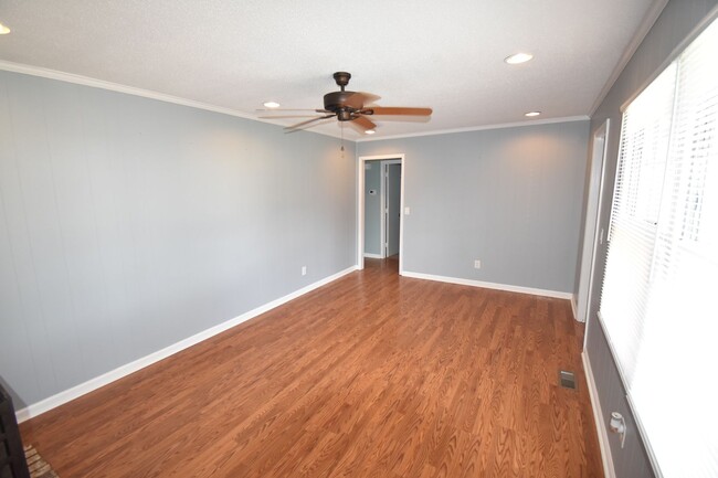 Building Photo - Beautiful 3 Bedroom and 2 Bath Home (No Pets)