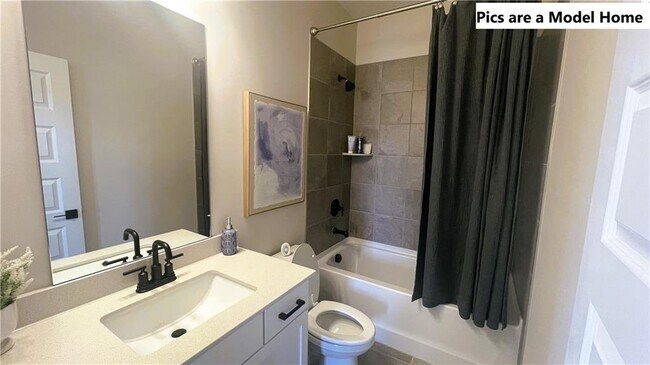 Building Photo - 3237 Madeira Dr