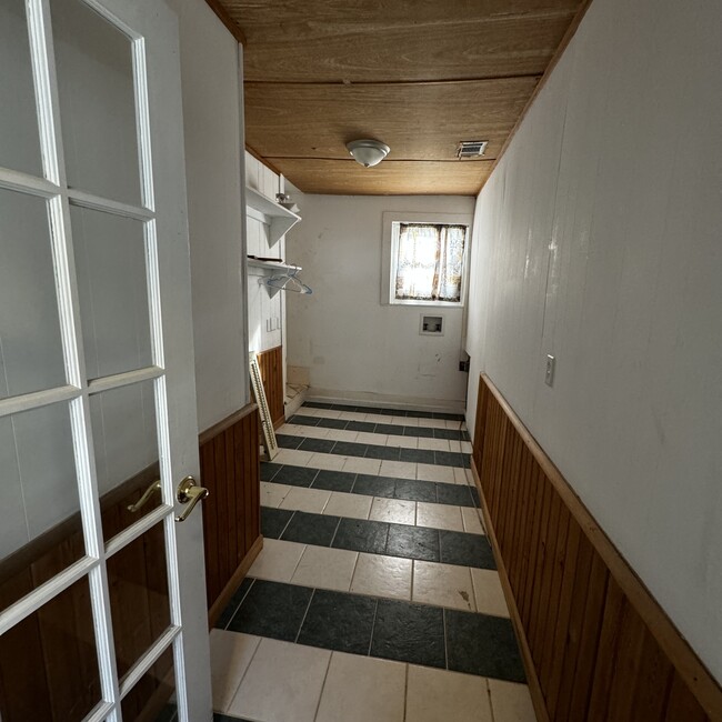 2nd Floor Laundry - 907 Duke St