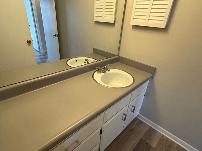 Building Photo - 515 Basswood Ave