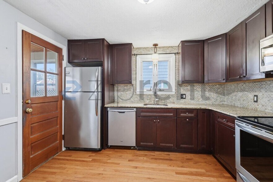 Building Photo - 18 St James St