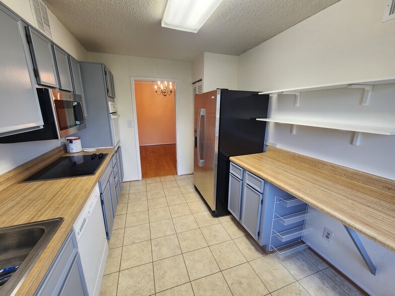 Kitchen - 5901 Mt Eagle Dr