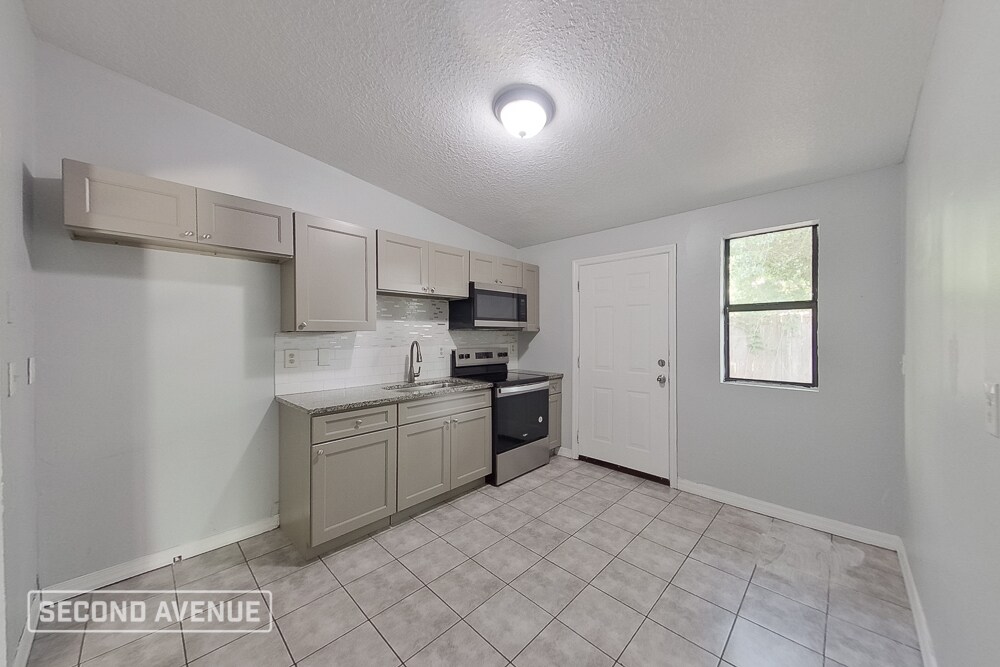 Building Photo - 7029 Fontainebleau Crescent