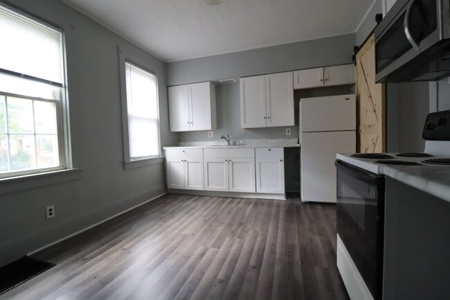 Building Photo - One Bedroom LOWER Duplex