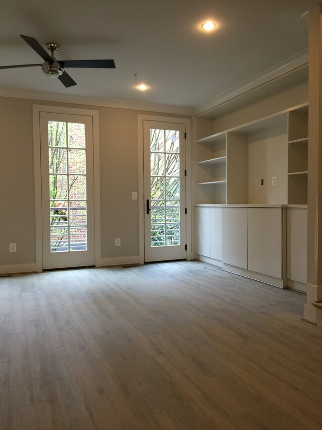 Building Photo - 912 N Buchanan Ct