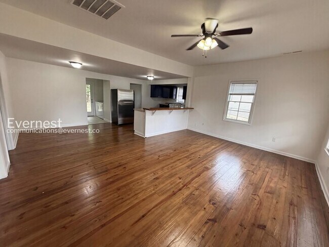 Building Photo - 506 Alpha St S