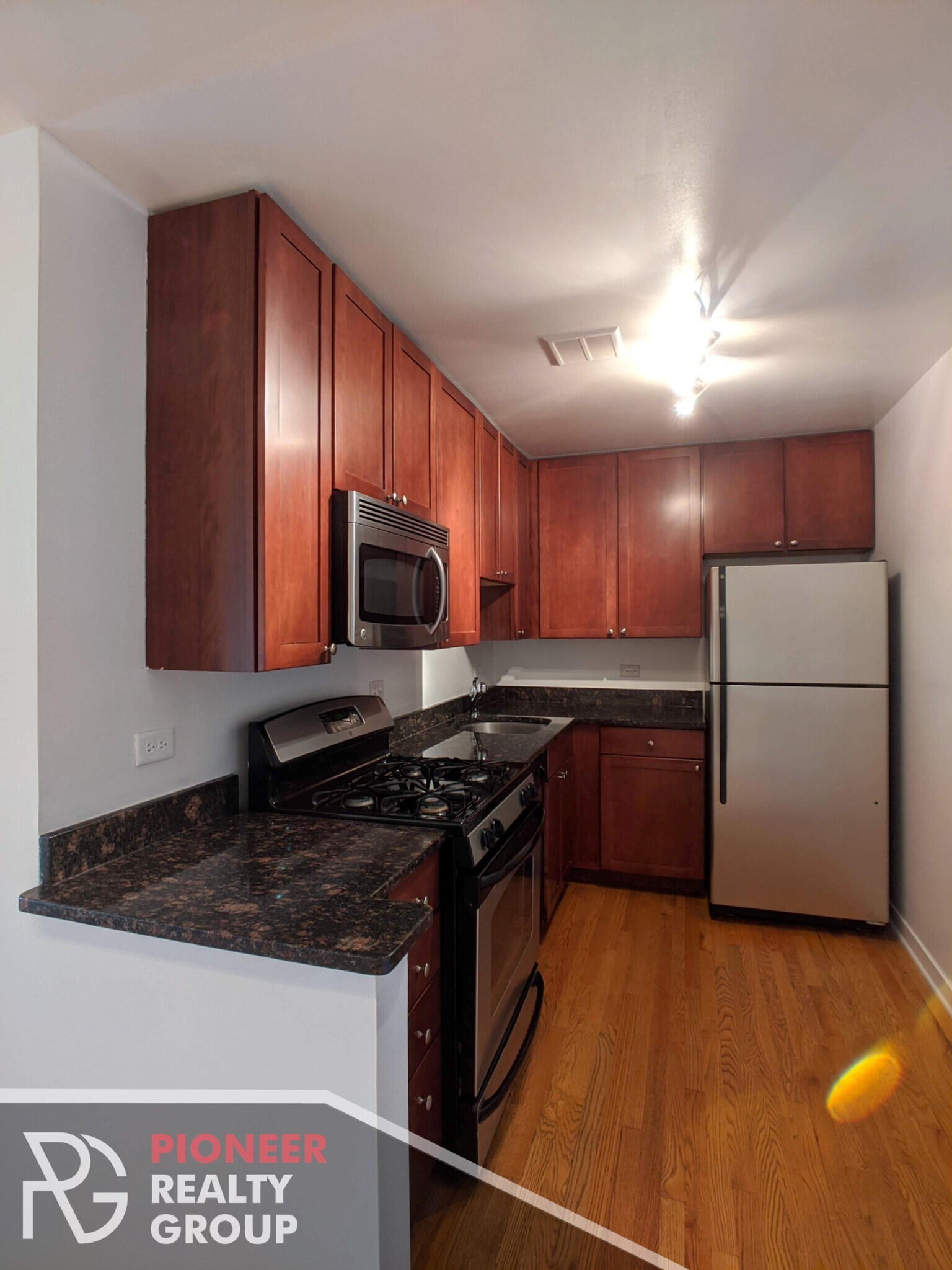 Building Photo - 643 W Wrightwood Ave