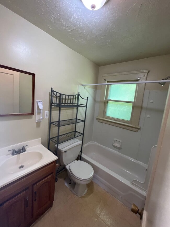 Building Photo - Cleveland East Side Single Home