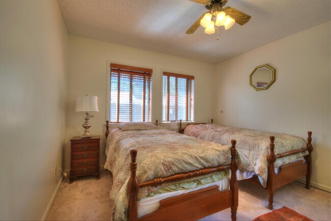 Building Photo - 49 Lake Dr