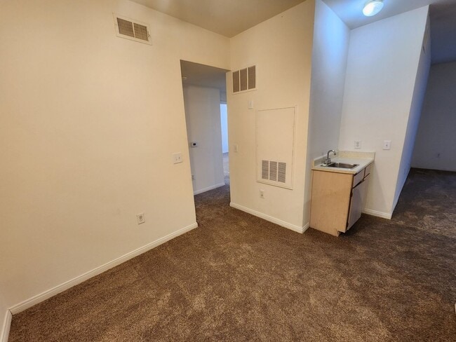 Building Photo - Fantastic, well maintained 2 bedroom condo.