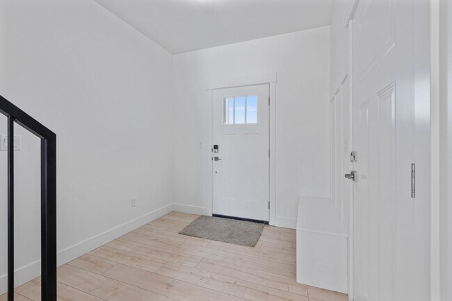 Building Photo - MODERN 3 BED 2.5 BATH HOMES IN ST ANTHONY