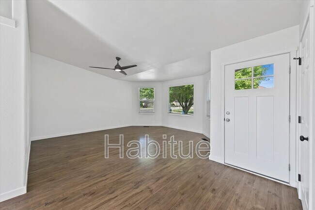 Building Photo - 2041 E Oakridge Ct