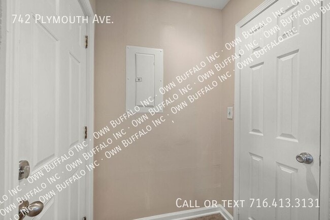 Building Photo - 742 Plymouth Ave