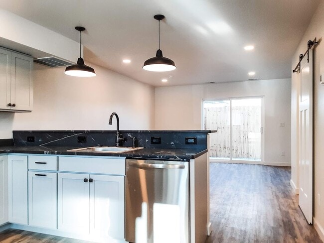 Building Photo - 2 BED/ 1.5 BATH TOWNHOME