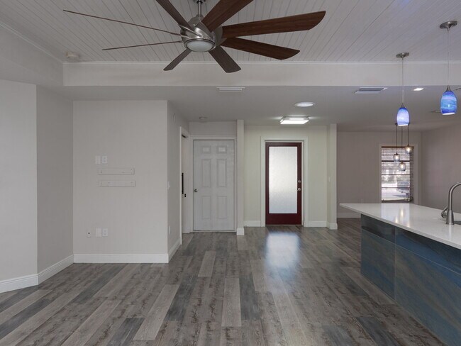 Building Photo - 3525 Riviera Dr