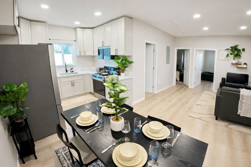 Building Photo - 148 E Rosslynn Ave