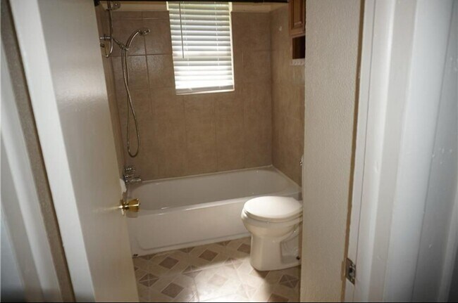 Building Photo - Beautiful 3 Bed 1.5 Bath in Midwest City