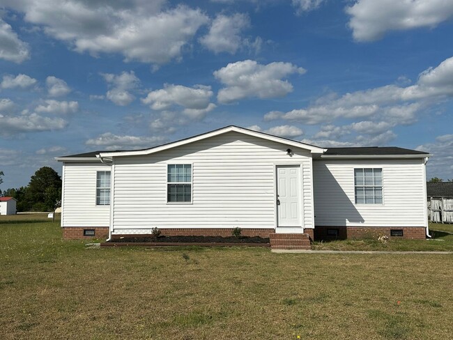 Primary Photo - Country Living 3 Bedroom, 2 Bath Home in S...