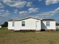 Building Photo - Country Living 3 Bedroom, 2 Bath Home in S...